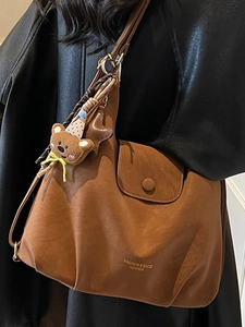 Vintage braune Tragetasche für Damen mit Bärenanhänger und verstellbarem Schultergurt