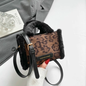Détail du mini sac léopard avec garniture en fausse fourrure noire et écusson en cuir