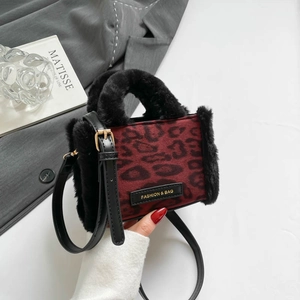 Détail du mini sac léopard avec poignée en peluche et écusson en cuir mode