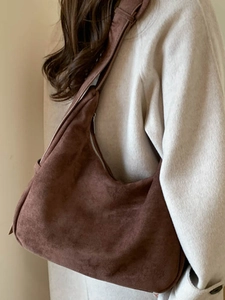Sac hobo en daim marron avec forme de croissant minimaliste et bandoulière large