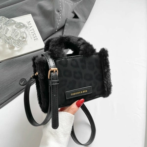 Détail du sac à main léopard avec bordure en fausse fourrure noire et bandoulière