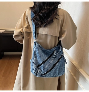 Détail du sac cabas en jean vintage montrant le design multipoches et la texture délavée