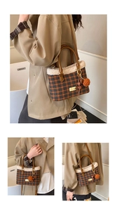 Dettaglio borsa a secchiello in tweed con bordo in agnello, motivo plaid e logo metallo