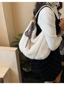 Détail du sac hobo blanc en fausse fourrure avec bandoulière en cuir et boucle en métal