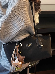 Retro black tote bag with white stitching and bear pendant for women's winter fashion