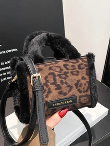 Sac bandoulière minimaliste à motif léopard avec bordure en fausse fourrure