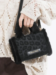 Sac à main chic à motif léopard en fausse fourrure avec bordure noire et bandoulière