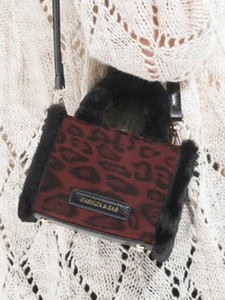 Sac à bandoulière léopard rétro avec garniture en fausse fourrure noire et étiquette