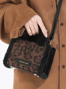Mini sac à main chic à motif léopard avec bordure en fausse fourrure noire et étiquette