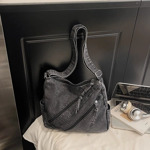 Détail du sac cabas en jean gris avec triple fermeture éclair et poche latérale pratique
