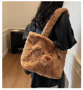Détail d'un grand sac cabas en peluche ours brun montré de dos par le mannequin