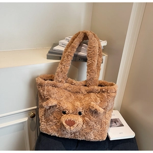 Détail du sac fourre-tout en peluche ours brun avec oreilles 3D et texture douce