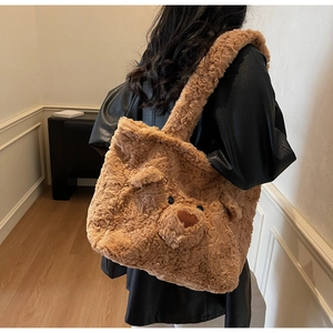 Détail du sac cabas en peluche marron avec design ours en 3D et large bandoulière souple
