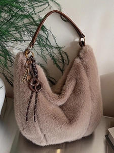Sac à Bandoulière Décontracté en Peluche pour Femmes Fausse Fourrure Grande Capacité Cabas Hobo Avec Pendentifs Sac à Main Doux et Chaud