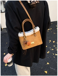 Secchiello chic in pelle scamosciata marrone con bordo in finta pelliccia bianca e ciondoli