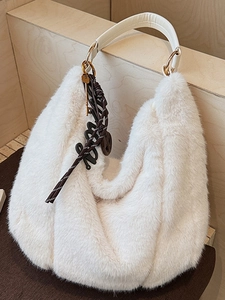 Sac hobo en fausse fourrure blanche avec anse en cuir et breloques dorées chic