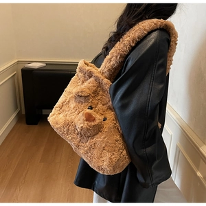 Gros plan du sac fourre-tout en peluche marron montrant la texture douce et le visage d'ours