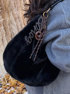 Sac fourre-tout noir en fausse fourrure avec pendentifs décoratifs pour l'hiver
