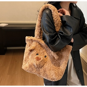 Vue détaillée du sac cabas ours en peluche marron montrant la texture douce sur un modèle