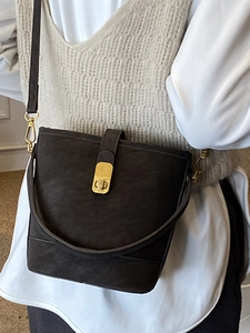 Schicke dunkelbraune Wildleder-Beuteltasche mit Goldschloss und zwei Trageriemen