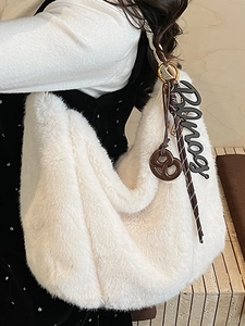 Sac à épaule élégant en fausse fourrure blanc cassé avec pendentif tressé et doré