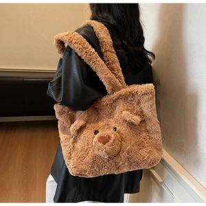Détail du sac fourre-tout en peluche ours brun avec fourrure douce et détails de visage en 3D