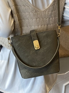 Retro graue Beuteltasche aus Leder mit Metallverschluss und Crossbody-Riemen