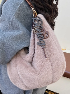 Sac bandoulière en fausse fourrure rose avec sangle en cuir et breloque Bonjour