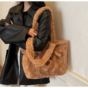 Détail du sac cabas en peluche avec texture de fausse fourrure bouclée marron et sangle