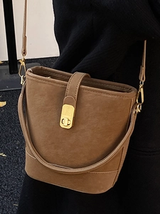 Braune Beuteltasche mit goldenem Metallverschluss und verstellbarem Riemen im Vintage-Stil