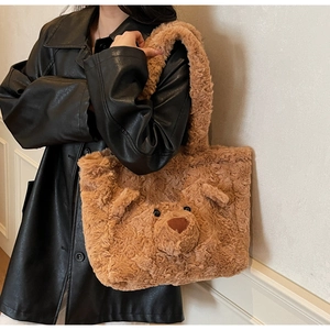 Gros plan d'un sac cabas marron en peluche ours avec oreilles et bandoulière souple