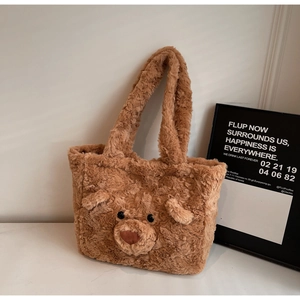 Détail du sac fourre-tout en peluche marron montrant la fourrure douce et les oreilles 3D