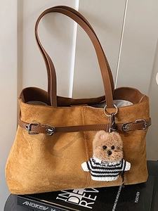 Sac fourre-tout rétro en daim camel avec sangle en cuir et breloque chien en peluche