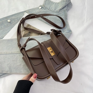 Dettaglio borsa a tracolla vintage marrone scuro con chiusura a scatto dorata