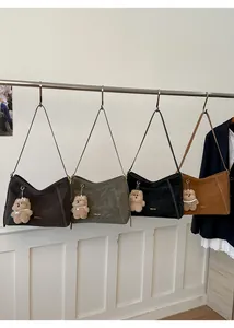 Sacs sous les bras rétro en quatre couleurs avec coutures blanches et breloques d'ours