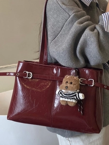 Sac fourre-tout vintage bordeaux en similicuir verni avec pendentif ours mignon