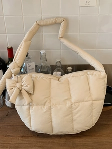 Sac à bandoulière matelassé beige avec nœud décoratif dans un style décontracté