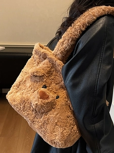 Sac fourre-tout en peluche d'ours brun avec oreilles 3D porté par un modèle à l'épaule