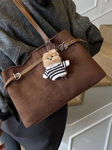 Sac cabas marron en daim avec pendentif ours et bandoulière réglable pour femmes