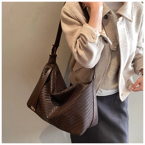 Détail du grand sac cabas tressé marron foncé avec bandoulière réglable pour un look chic