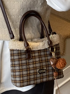 Karosierte Plüsch-Eimertasche mit weißem Kunstfellbesatz und süßen Herzanhängern für Damen