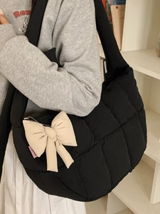 Grand sac à bandoulière matelassé noir avec un nœud décoratif de couleur crème