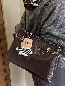Sac fourre-tout marron brillant à doubles fines lanières et charm en peluche d'ours