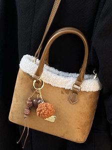 Braune Plüsch-Beuteltasche mit weißem Kunstpelzbesatz und bunten Herzanhängern