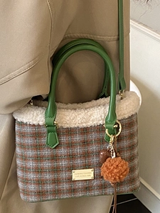 Winter Karo-Plüschtasche mit grünen Ledergriffen und gemütlichem Webpelzbesatz