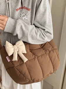 Sac à bandoulière matelassé marron avec grand nœud crème et design décontracté spacieux