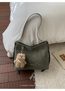 Sac bandoulière vert olive en similicuir avec un joli pendentif ours en peluche