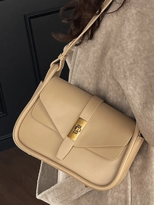 Borsa quadrata minimalista in pelle beige con chiusura dorata da donna