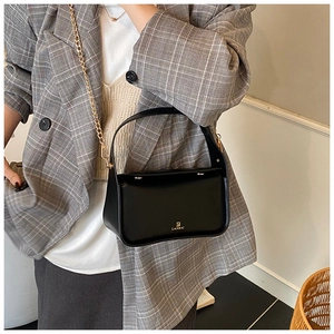 Détail du sac en cuir noir avec logo doré B LANBAI et bandoulière en chaîne dorée