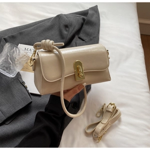Détail du sac bandoulière en cuir PU beige avec fermoir doré et texture cirée délicate